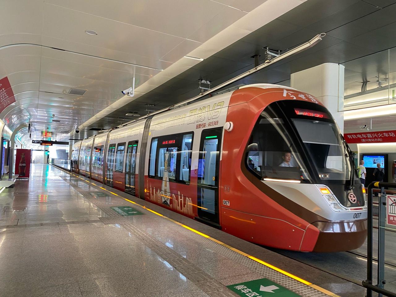 看到“英国夫妻游深圳地铁为何落泪”这个话题，还挺好奇的。深圳地铁那可是出了名的便