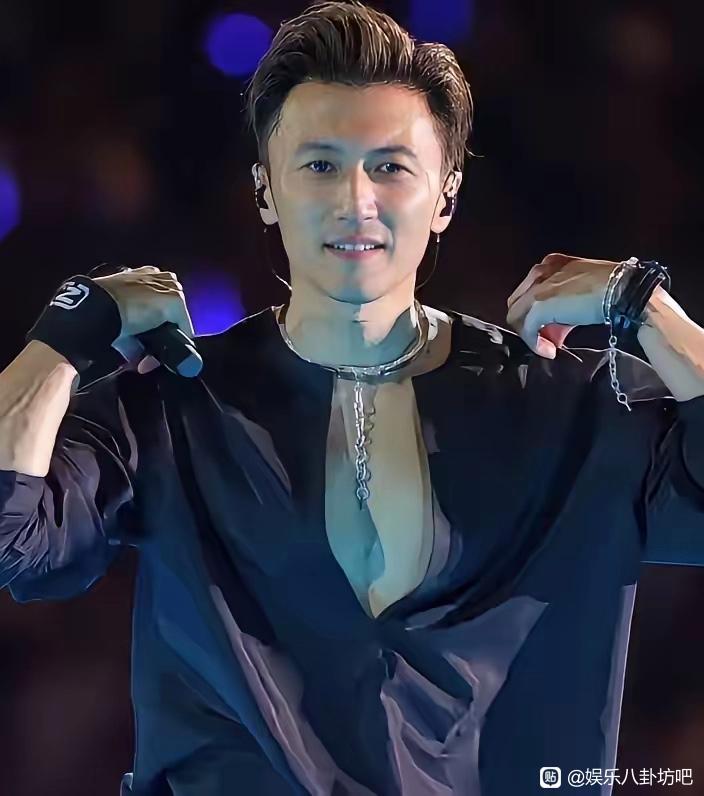 当年的男神也老了！谢霆锋青岛演唱会，黑领带上那只白蝴蝶，我看得鼻子一酸！