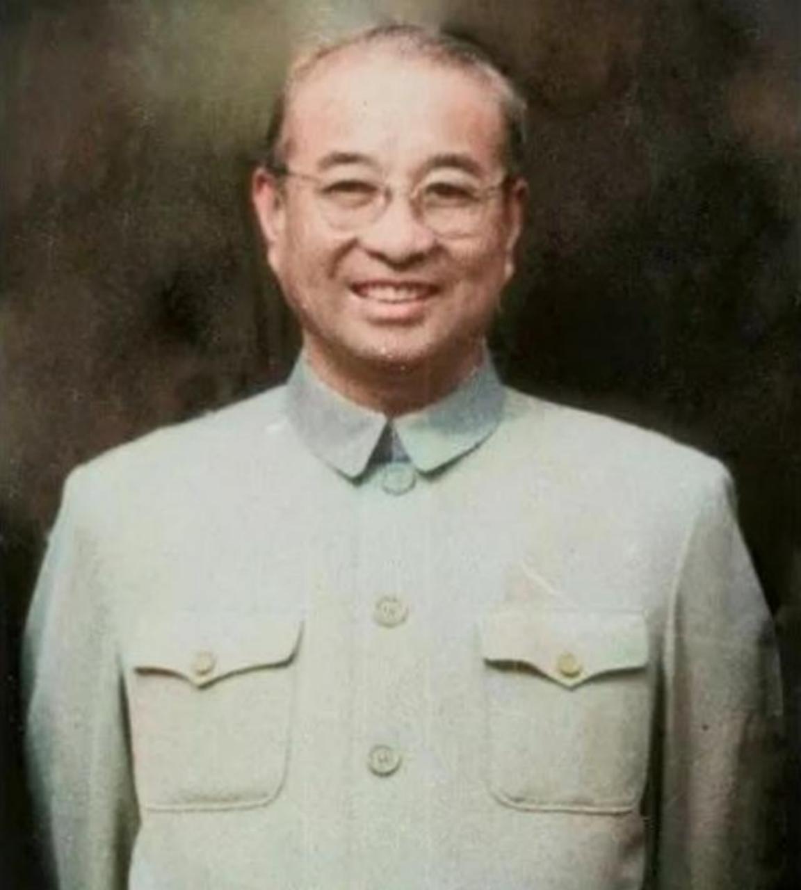 1955年9月27日授衔仪式上，当毛主席走到陈赓面前时，说：“你陈赓当大将了，跟