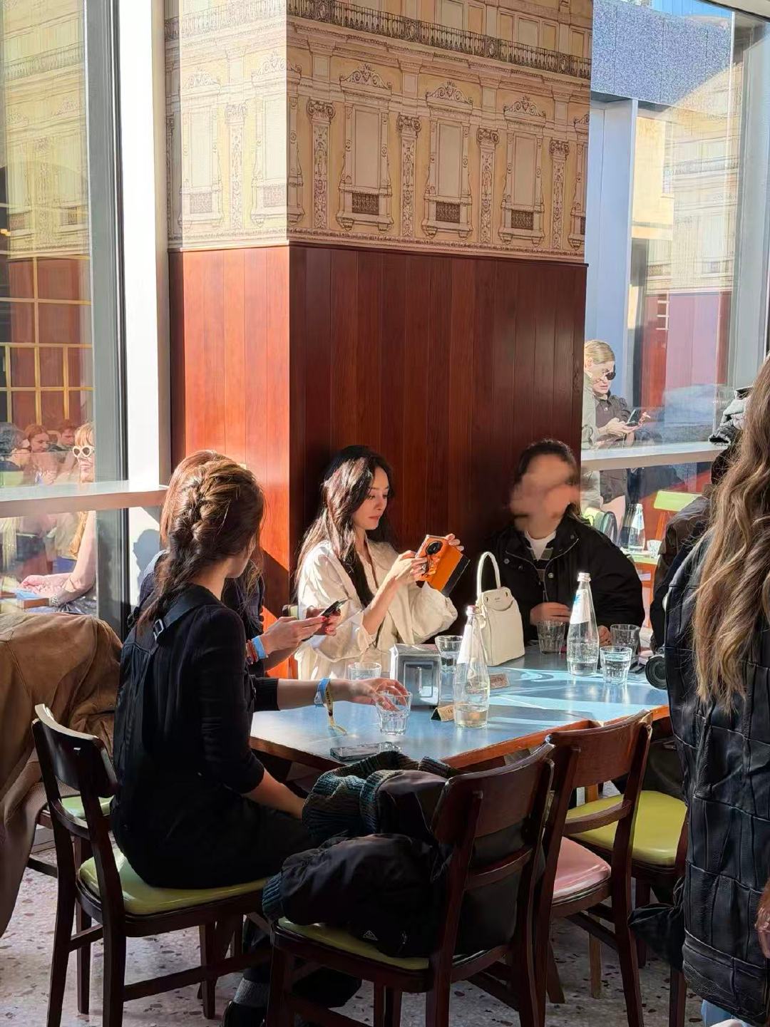 米兰咖啡厅偶遇杨幂杨幂秀后喝咖啡2月27日，有网友在米兰咖啡厅偶遇看完秀后来喝