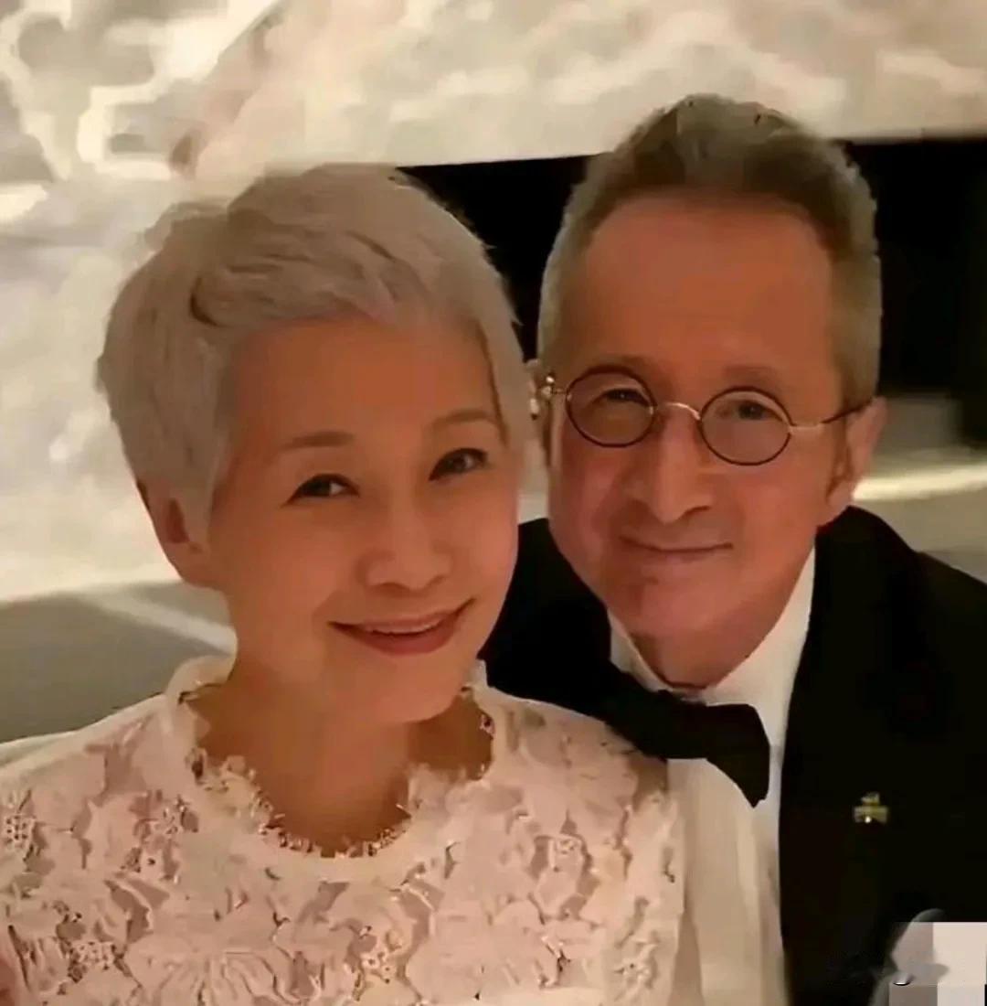 叶童坦言，尽管丈夫背叛，她却不选择离婚，因为她觉得自己是现实中的白蛇，一生都在向