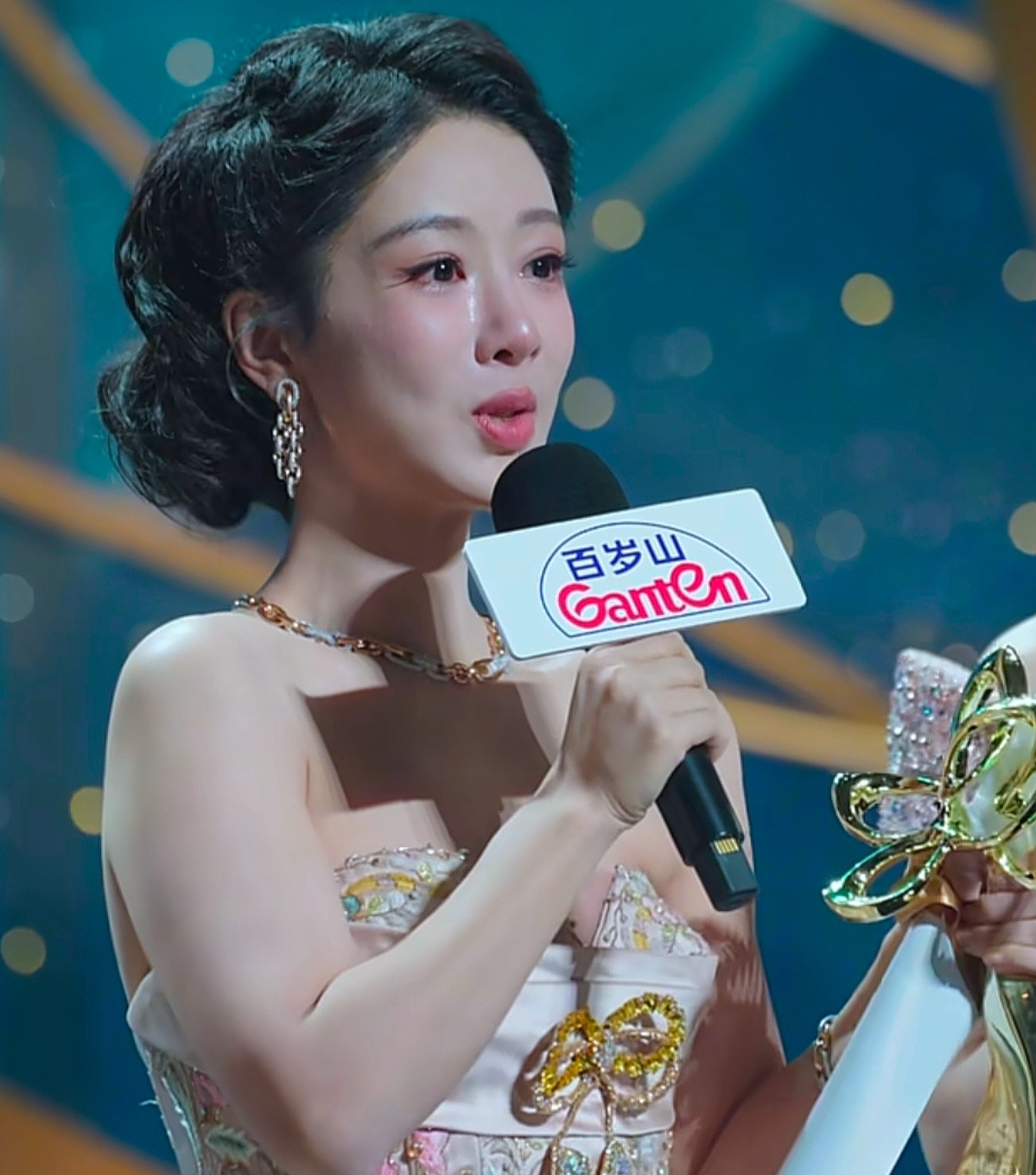 我觉得这事儿挺有意思的！杨紫拿白玉兰视后，粉丝在那说“他们当时的嘲讽声好大啊差点