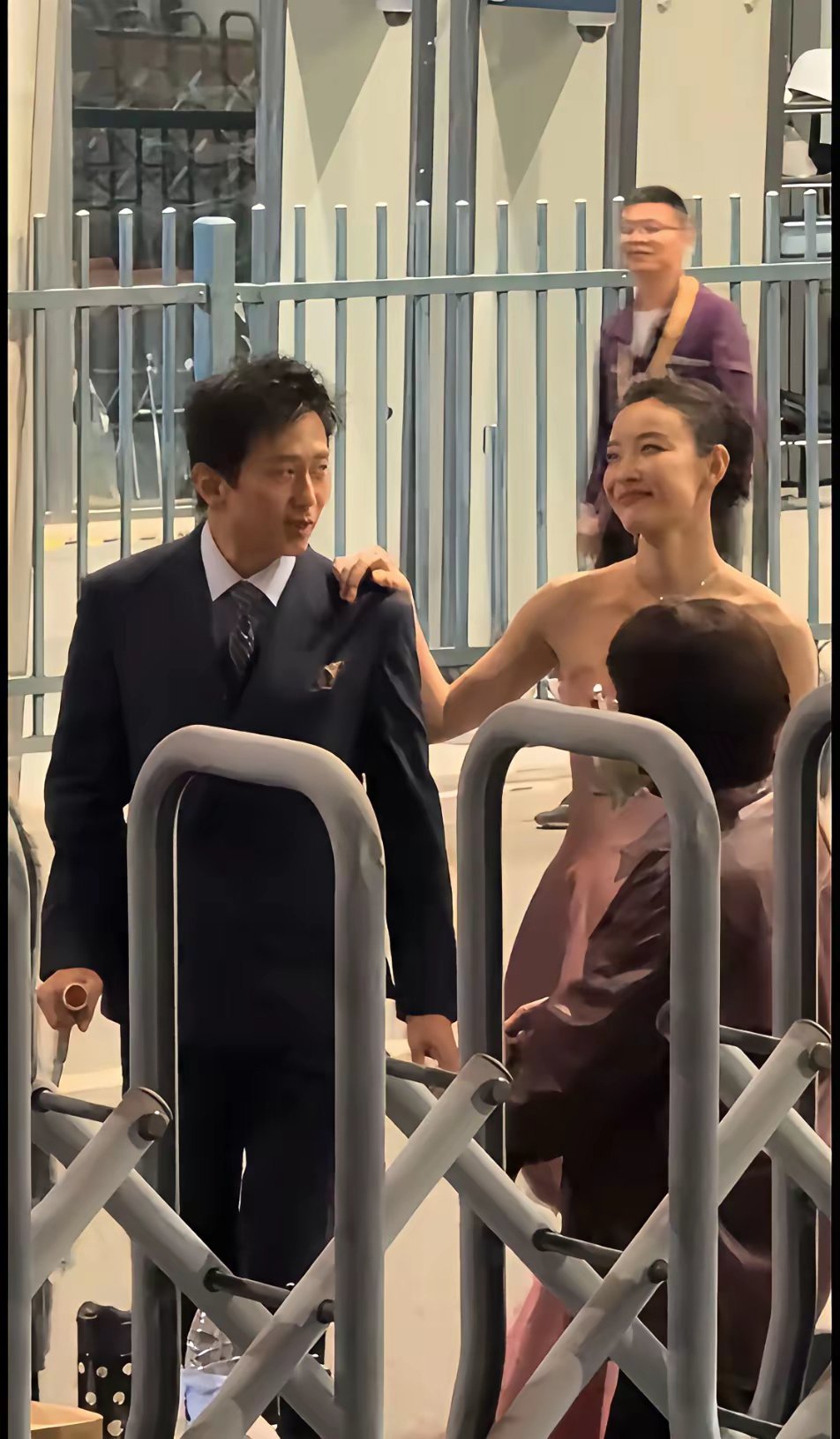 感觉邓超有种想逃又逃不掉的感觉，瞬间觉得，他是不是回家拍挨训了，走红毯的时候，和