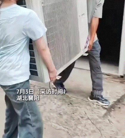 太懂事了！高一女孩放暑假后，帮着装空调的爸爸给客户装空调。爸爸本以为女孩可能也撑