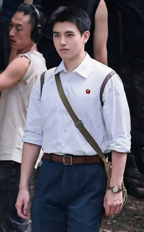 发现一个有意思的事情就是陈飞宇他才25岁，如此年轻，居然已经是多部电视剧男主