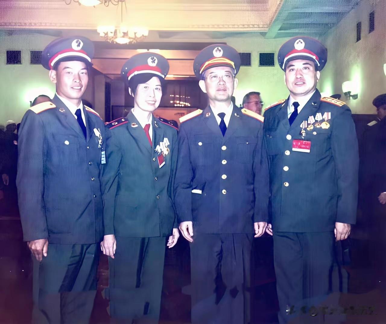 这帧珍贵照片定格了于永波上将在人民大会堂接见广州军区英模代表的一幕。画面里，四