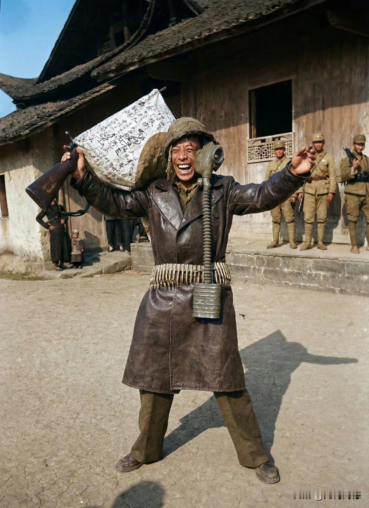 这两张照片中，有一个是日本鬼子，有一个是记者扮演城的日本鬼子，只要有点历史常识的