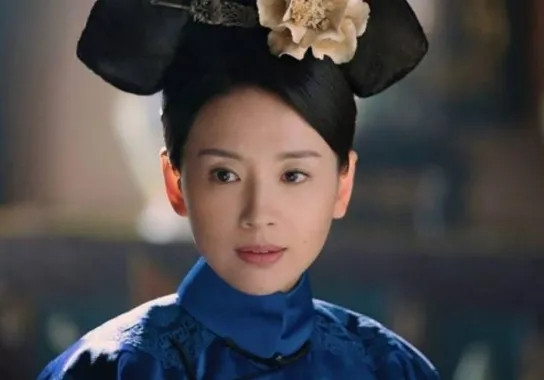 1798年，38岁的嘉庆帝看中了13岁的富察氏。新婚之夜，富察氏左等右等不见嘉庆