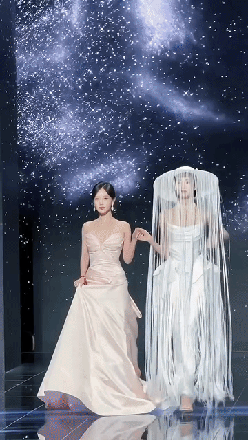 李一桐的格局真的很大，一般女明星看了张艺凡这么惊艳的造型，这么高挑的身材都会躲得