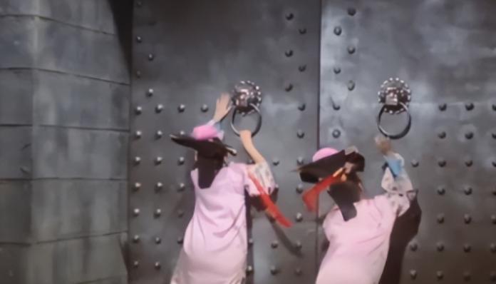 野史故事：清朝时期，8位宫女被送进古墓做曹贵妃的陪葬，随着坟墓出口的关闭，氧气越