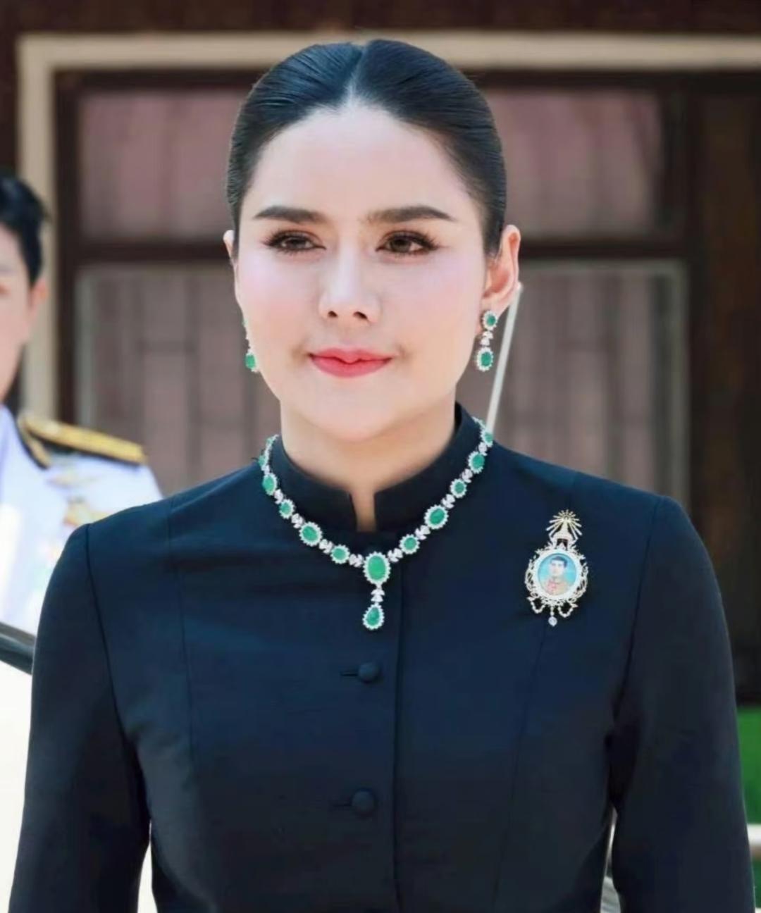 欧拉弄最近一次公开亮相，很多人第一眼看的不是她的脸，是她脖子上那串祖母绿。据说