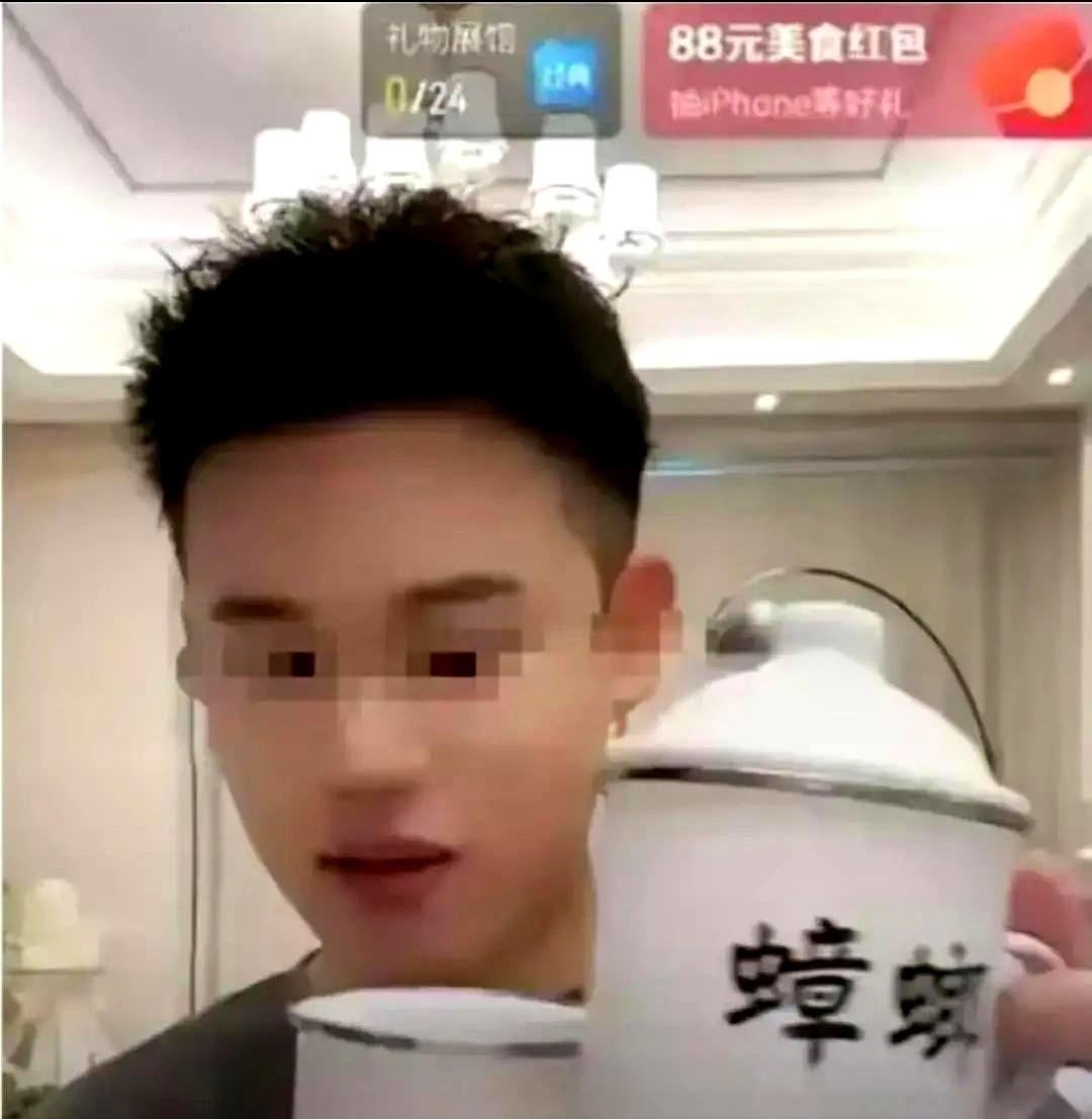 孟贺直播间，评论区全在刷蟑螂表情，这事儿绝了！前麻六记的运营负责人孟贺，最近