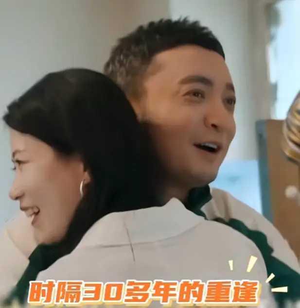 央视主持人尼格买提在录制节目时，意外与30年未见的初中女同桌重逢。两人一眼认出彼