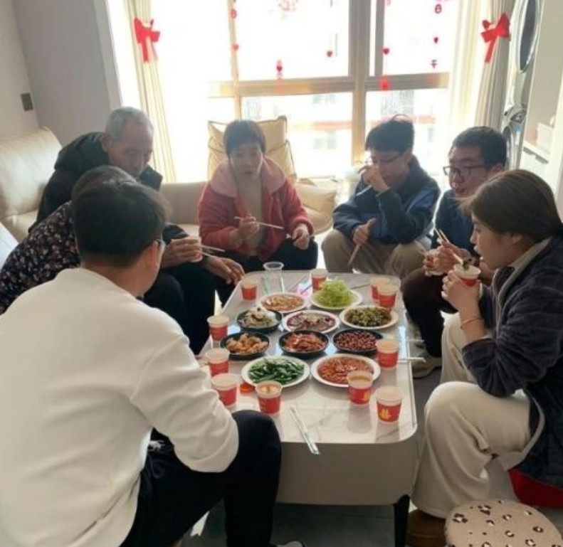 新婚才第五天的王女士去婆家吃饭，结果被丈夫扇了一巴掌。而王女士的操作也是让我们看