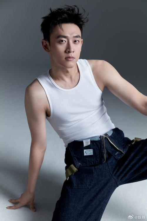 《纯真年代的爱情》大结局后，演员王天辰发文晒出跳板✅背景板❌，引发全网热议。这句