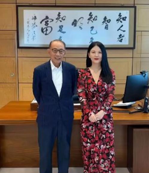 李湘减肥成功，现在真的太美了！2026年5月17日，湖南大学艺术学院举办毕业
