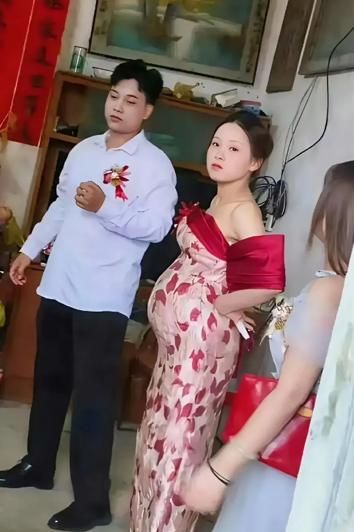 这样的婚礼仪式究竟有何意义可言呢？瞧瞧那新娘，肚子看起来起码有七八个月大了吧！