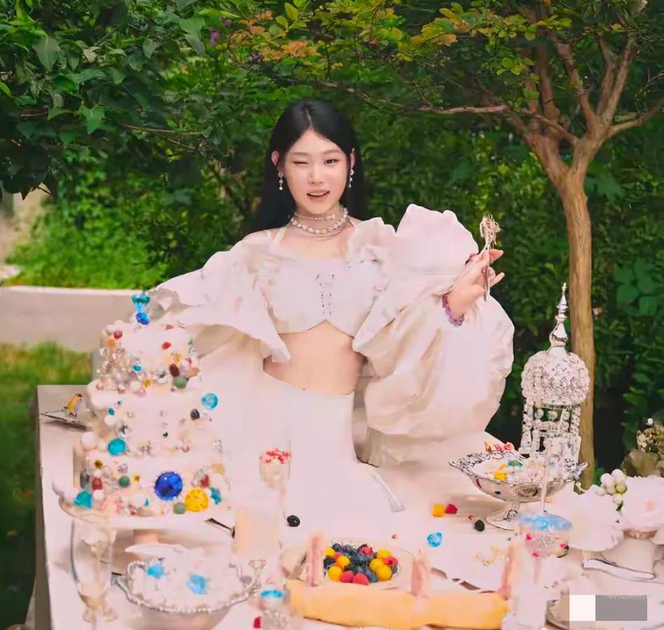 天呐，真的是女大18变呀！！小沈阳女儿晒写真玉照：18岁的深佳润发如绸缎，眉