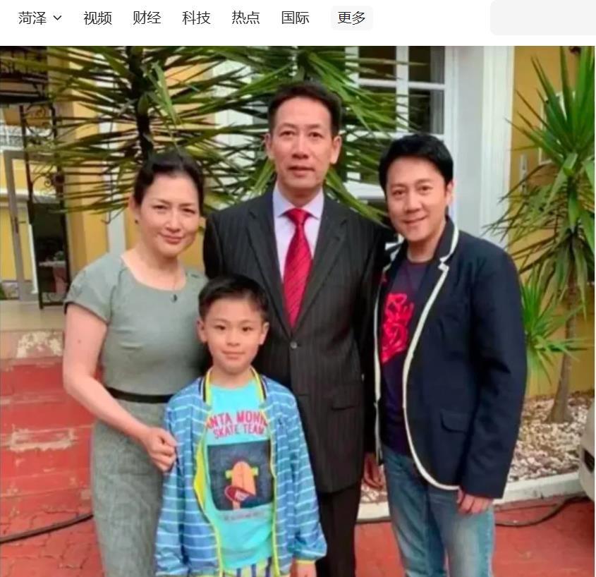 两个儿子一个比一个帅气，大儿子已经13岁了，长得越来越像爸爸了！他们一家人住在北