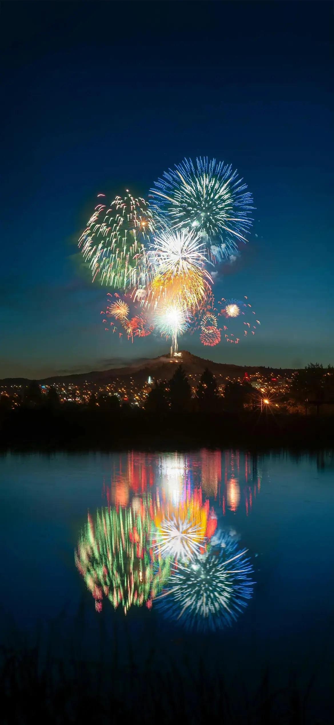 动物笑话1.**螃蟹出门**小螃蟹出门散步不小心撞到了泥鳅。泥鳅很生气：“