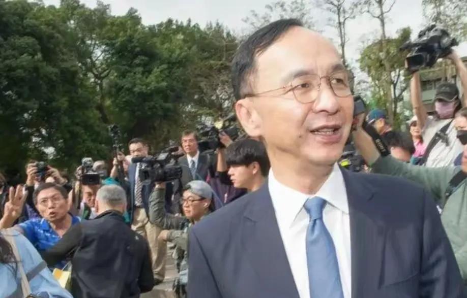 朱立伦终于想通了，终于说自己愿意交棒，不再选下一届的党主席了。说实话，朱立伦再
