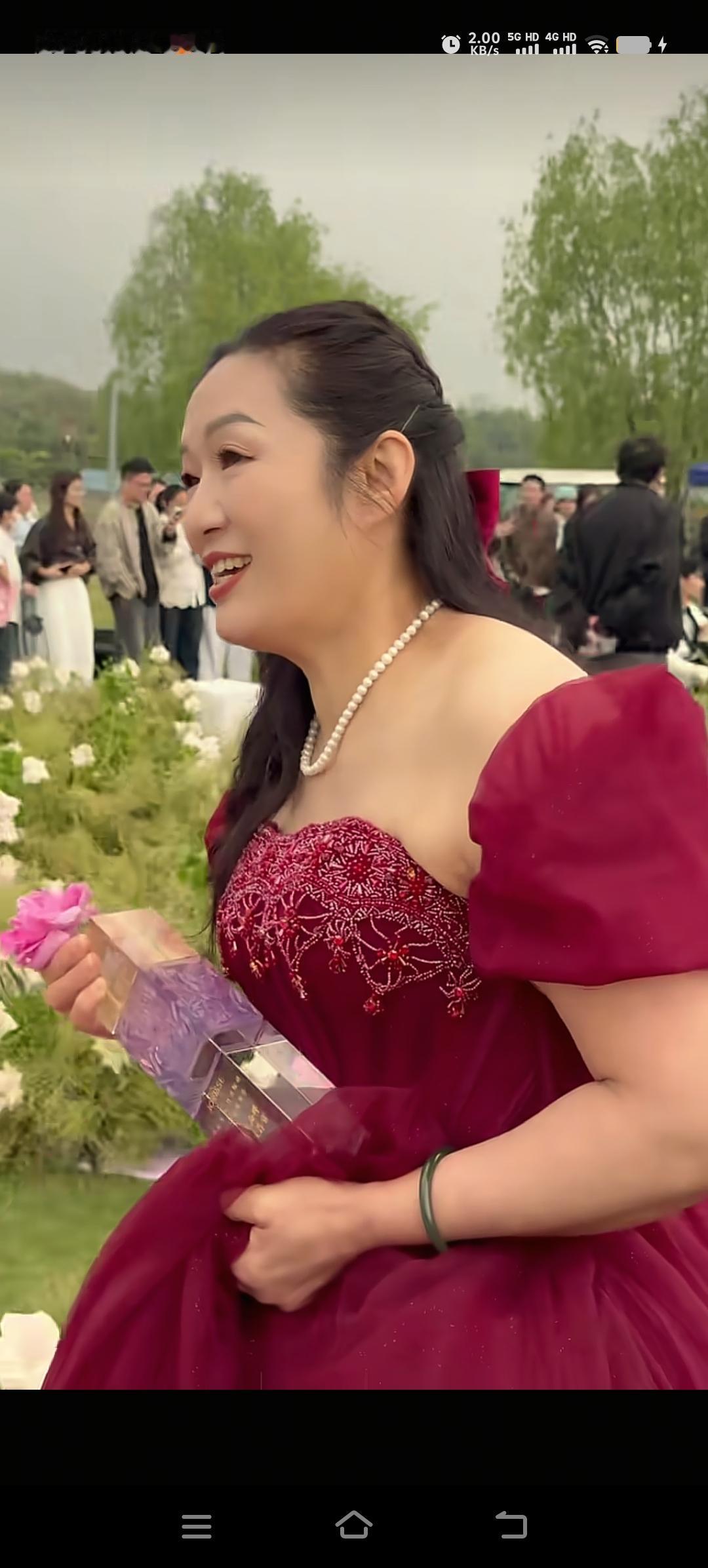 许建华在新品发布会这么隆重的场合穿的衣服尺码真不太合适。虽说衣服的红色营造出了喜