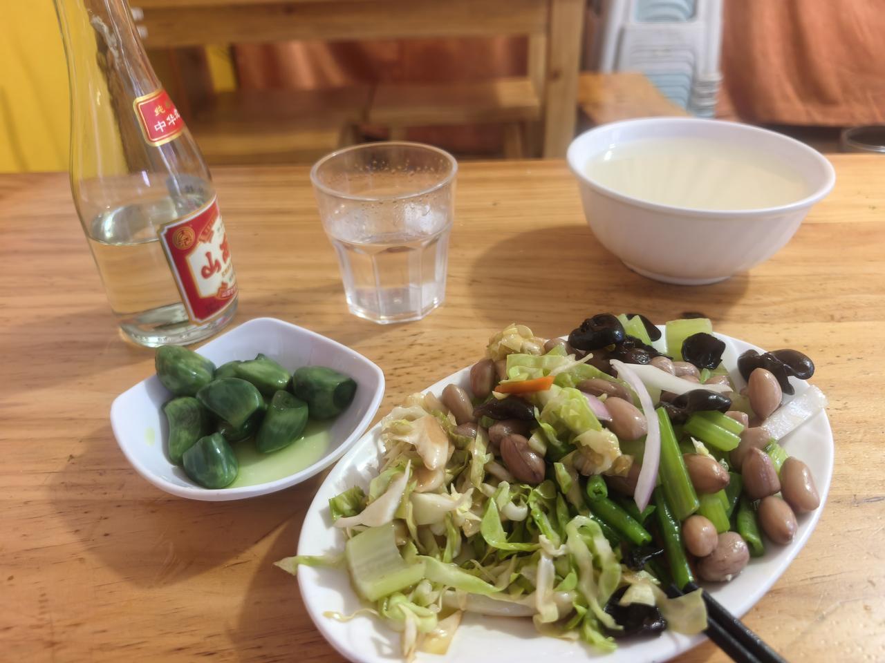 爸爸疑惑询问：“你怎么蹲在门口不进屋来啊？” 儿子回答：“我考了倒数第一，老妈说