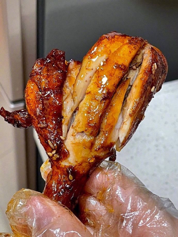 两个女生直接炫完三个大鸡腿！太香了！