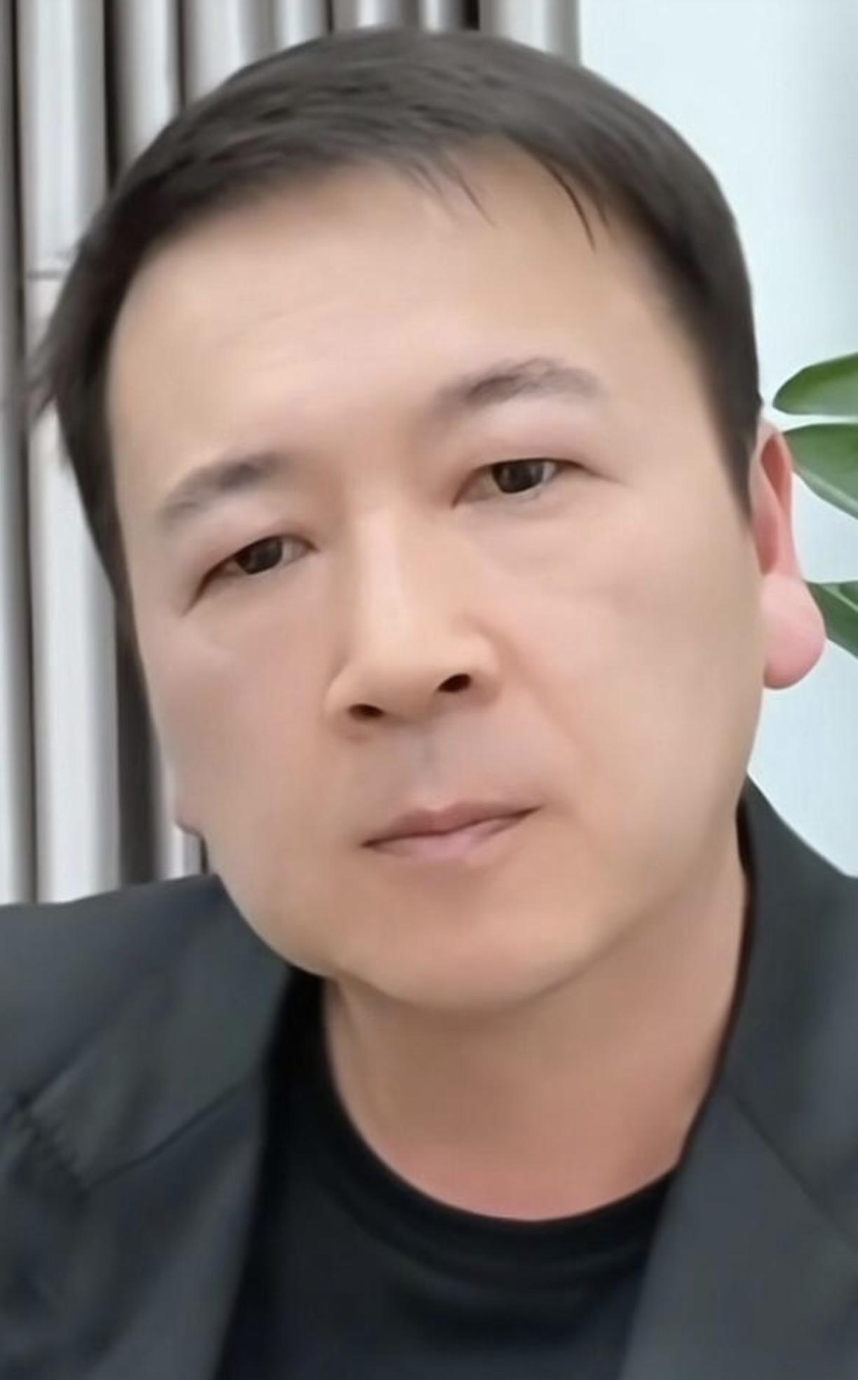 如今越琢磨赖文峰，越发觉此人并非想象中那般儒雅。端详他的眼睛，那是典型的三角眼，