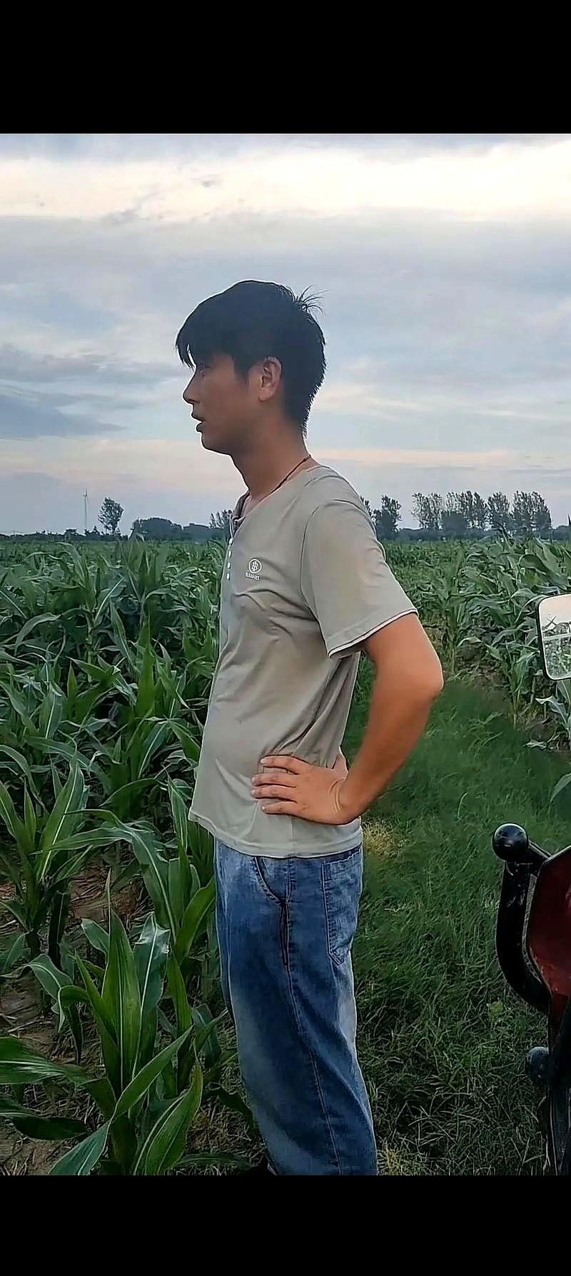 35岁，俩娃的妈了，我居然还在馋我老公的身子。就刚才，他洗完澡出来，穿着那件旧