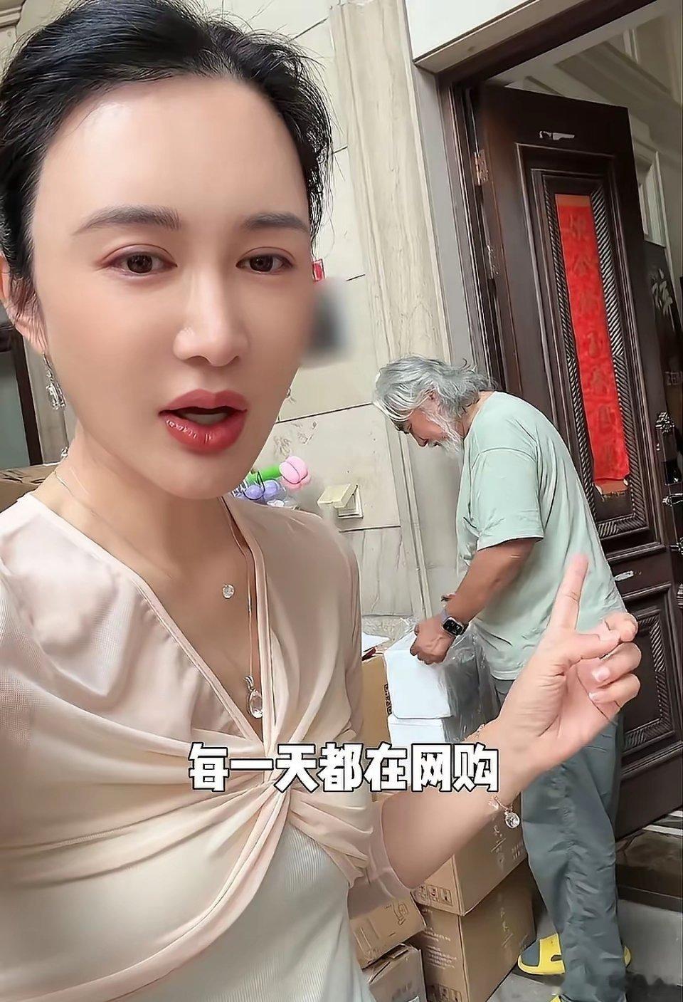 近日，张纪中网购10斤河南蒜苔，在别墅门口拆快递时，被老婆杜星霖吐槽“天天买”。