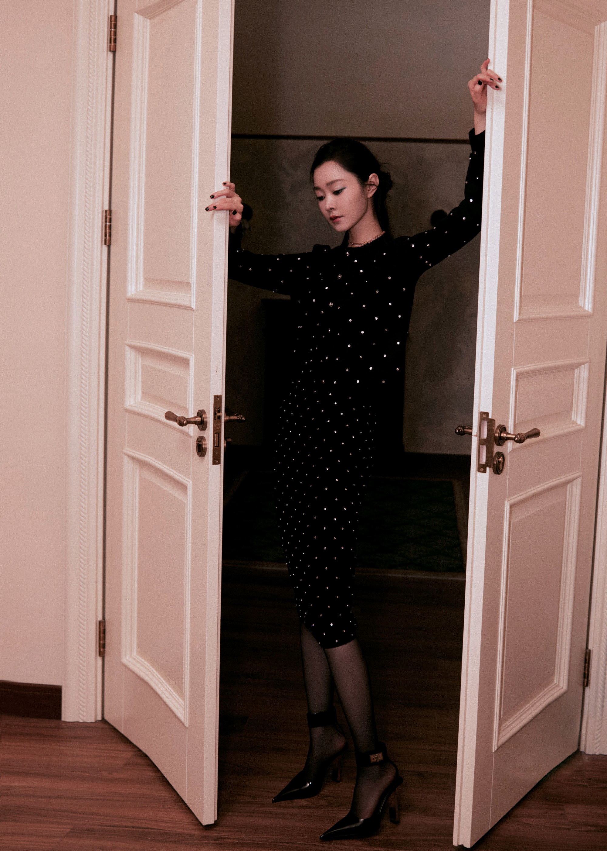 宋轶，黑色波点裙丝袜妆妆造，深沉夜色闪耀迷人。宋轶