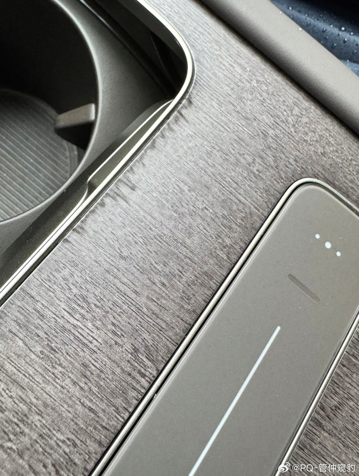 有网友抱怨蔚来全新ES8Console木纹饰板开裂仔细观察会发现【疑似边缘进水