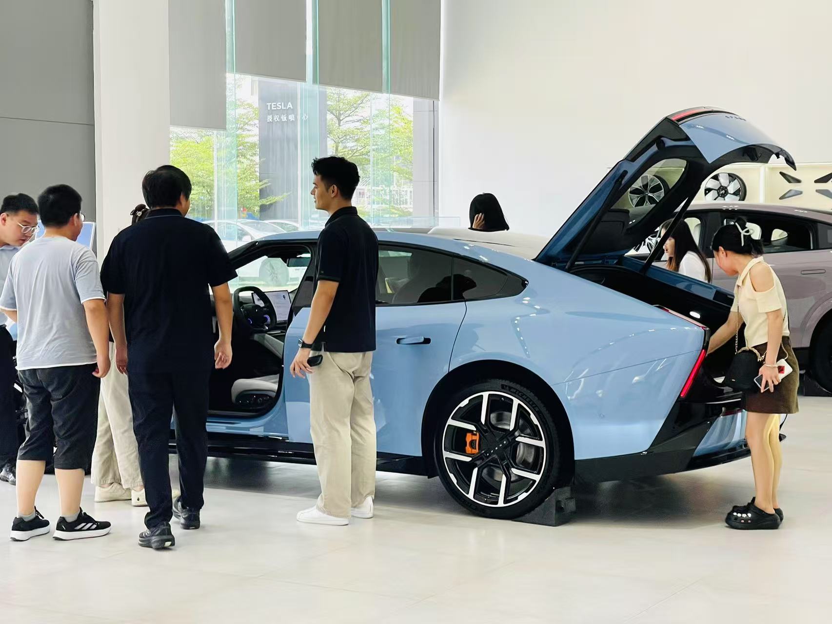 这新P7一露面就这么火，门店里人挤人，这热度，果然没让人失望！全新小鹏p7开启预
