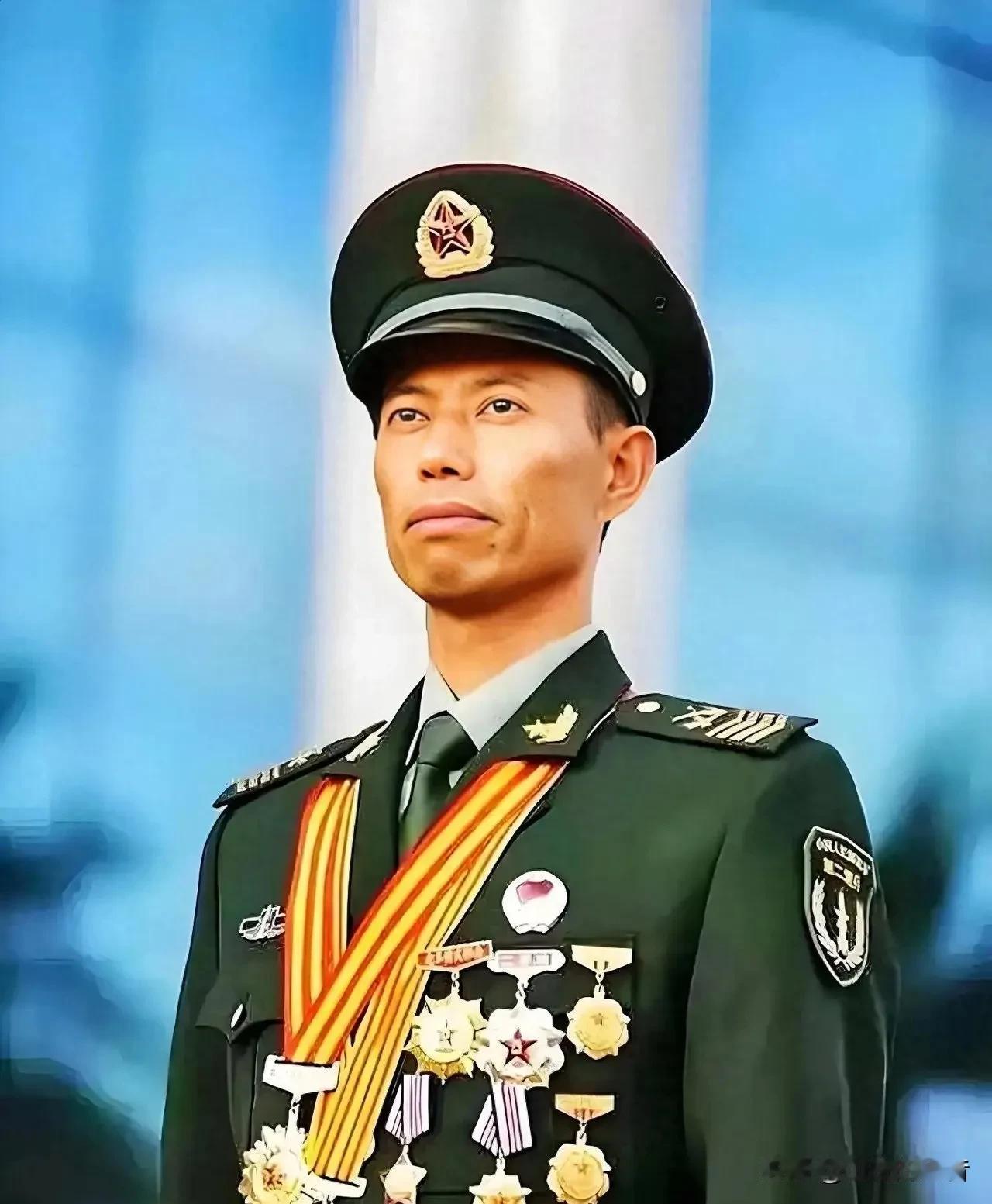 王忠心在火箭军干了34年，从普通新兵做到一级军士长。1999年他按规定退役，半年