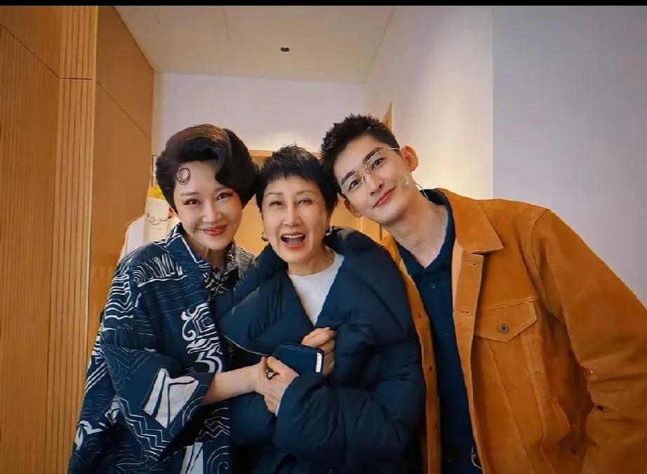 家人们谁懂啊！大半夜刷到凯丽动态直接给我整破防了！许晴、张翰、凯丽这三人凑一块儿