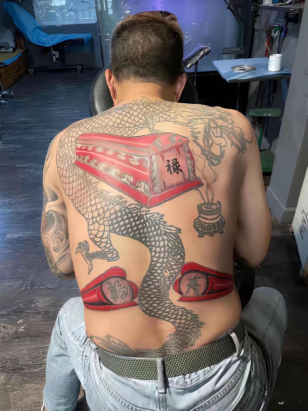 大哥这纹身太有创意了吧，谁敢这样纹啊…