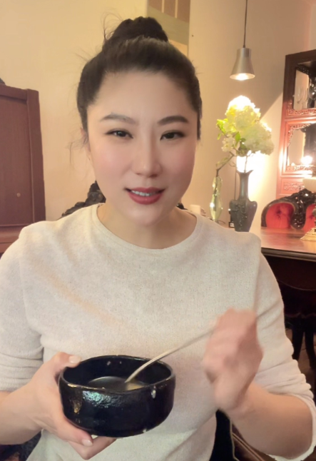 4月15日，Coco出现在直播间，有网友请求Coco帮着求医，救救孩子。Coco