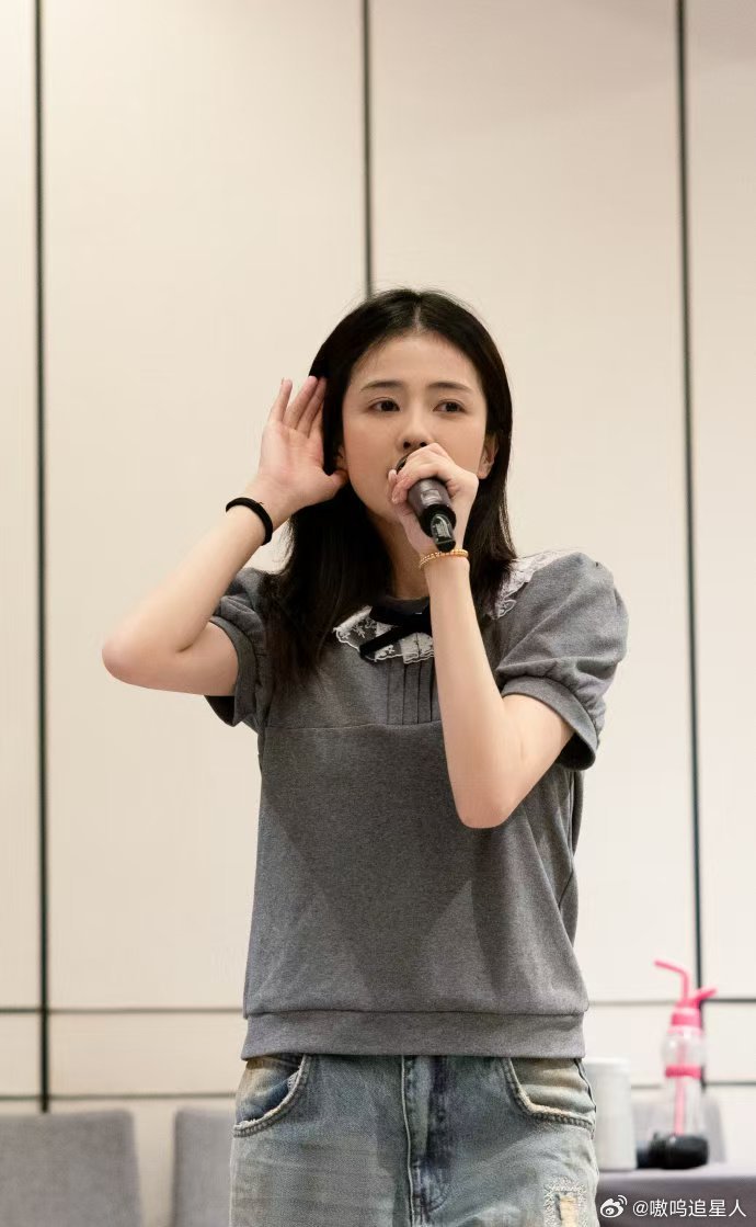 白鹿演唱会紧张白鹿十周年拾光音乐会谁看完直接准备好应援物！是十周年拾光音乐会不