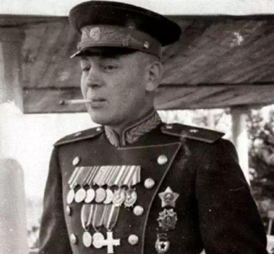 1953年3月5日，苏联铁腕领袖斯大林去世。仅仅21天后，失去斯大林庇护的儿子瓦