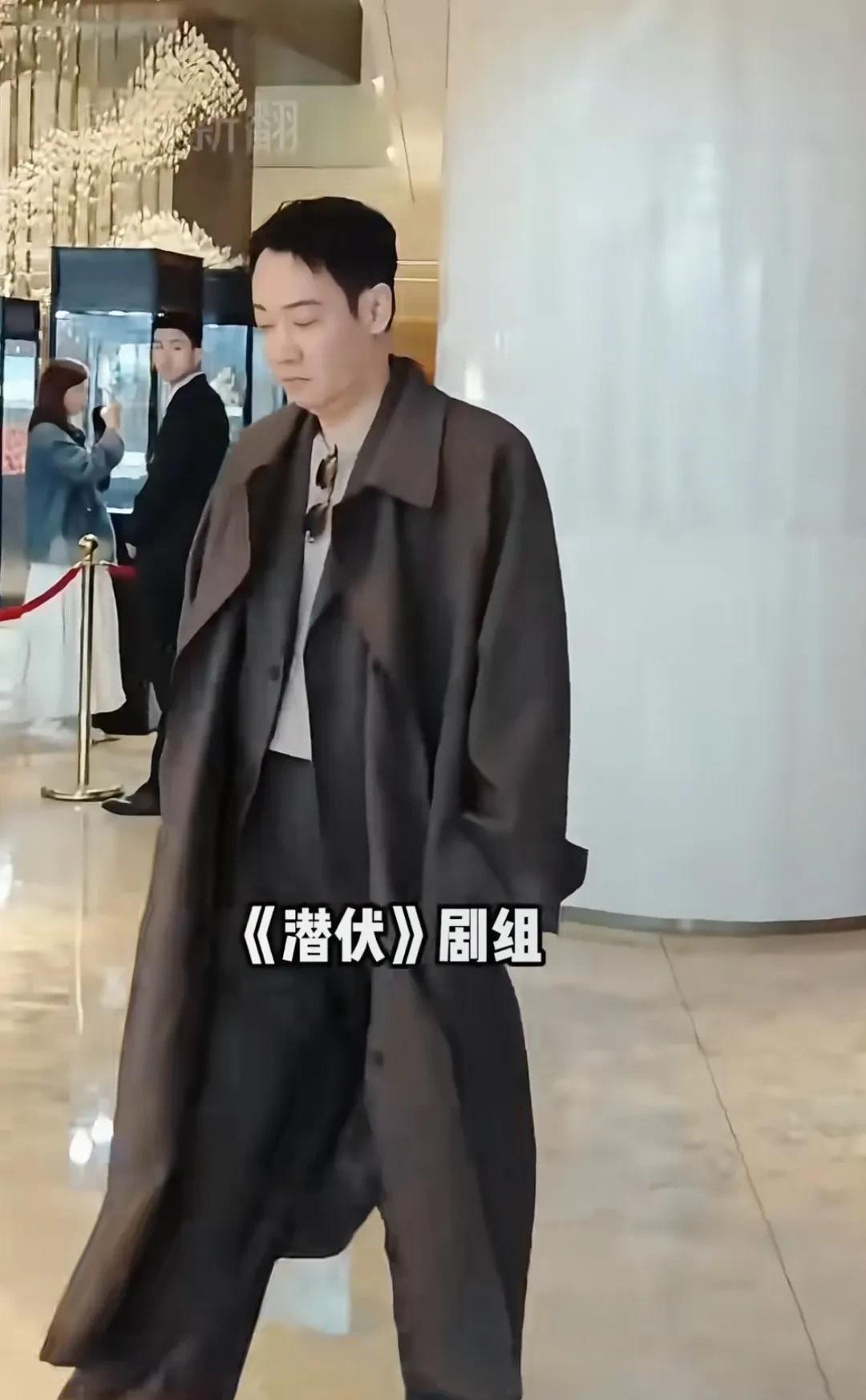 为《妖猫传》里4分钟的李白，他研读半年诗卷，让陈凯歌都惊叹。在《人世间》中，他把