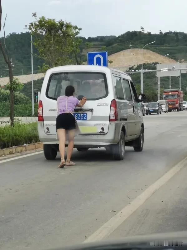 交警回应女子违停竖中指被撞1月6日16时许，昆明斗南花市停车场入口发生一起奇葩