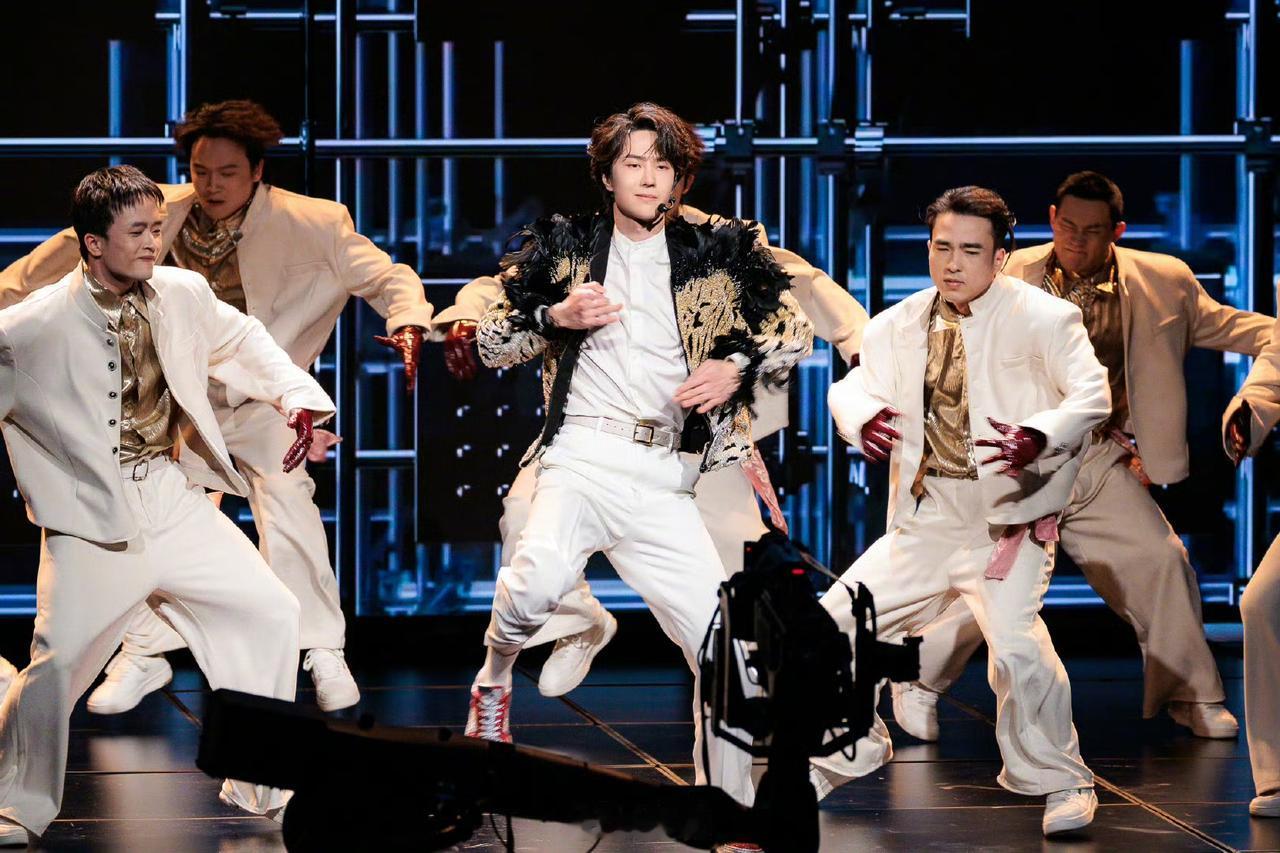 130多W的高定、超季单品，王一博春晚首穿，并且还是品牌方主动联系的王一博团队希