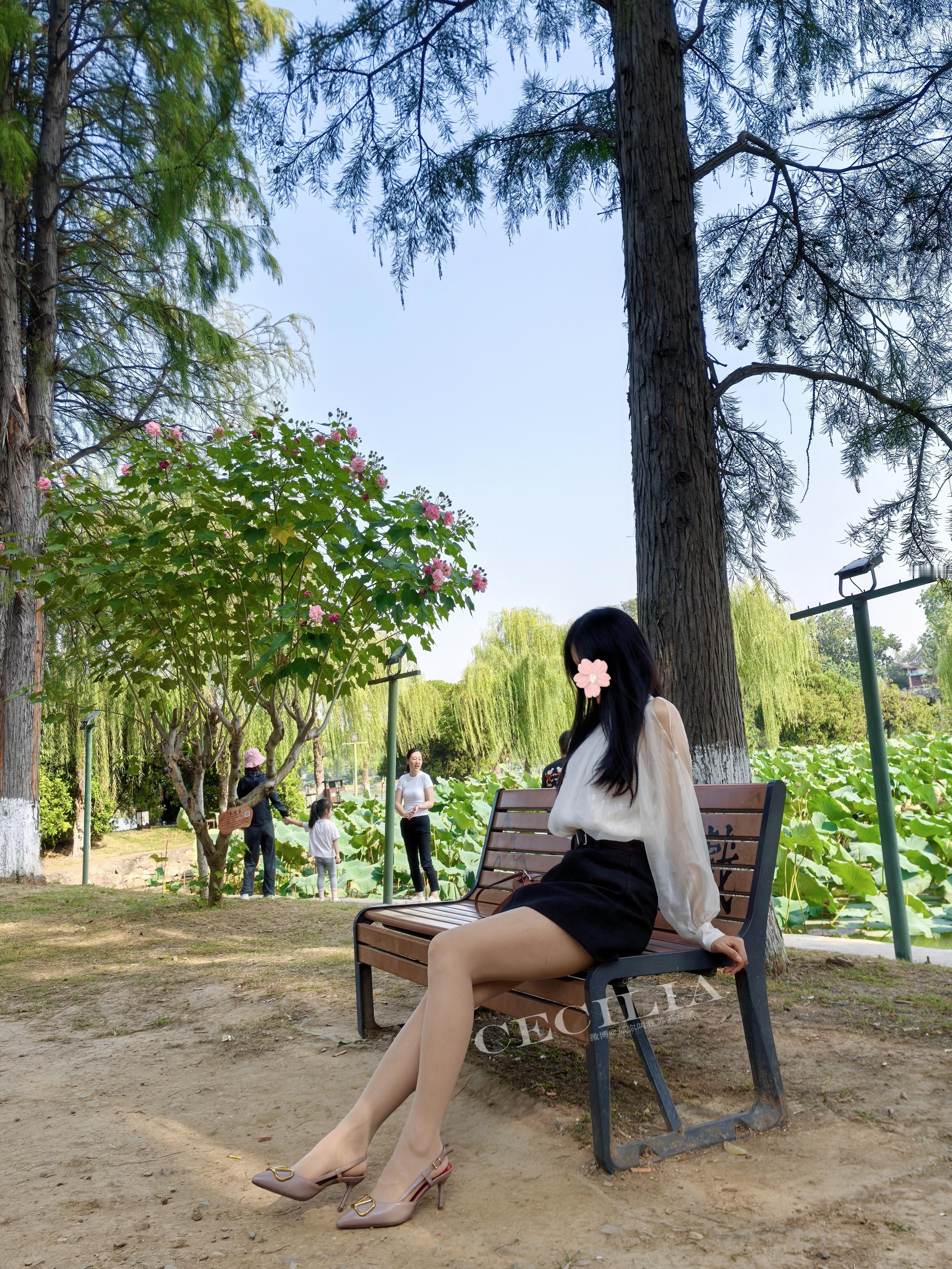 蓝天白云是背景湖边微风是BGM～ootd今天穿什么​​​