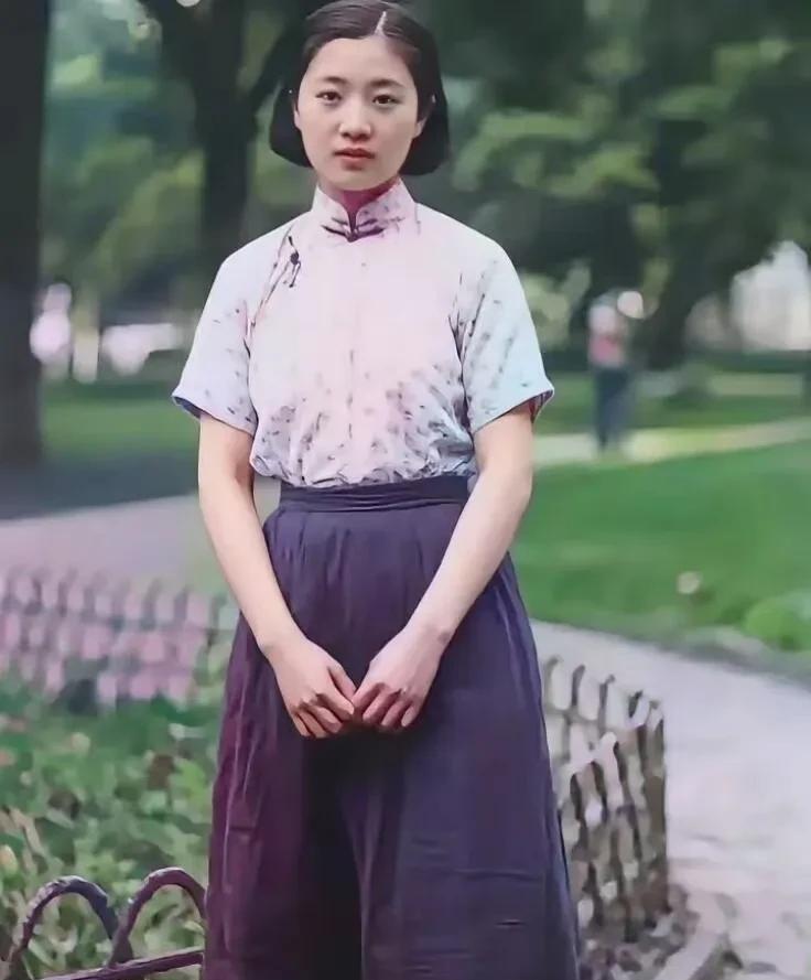 这是杨振宁原配夫人杜致礼18岁时的一张风华绝代的老照。杜致礼的这张18岁的青春