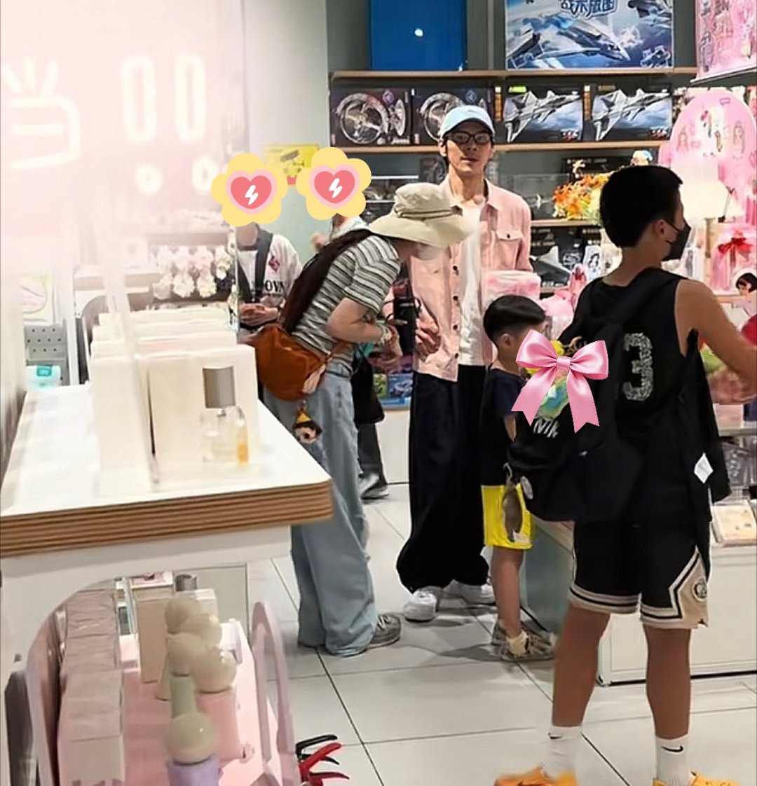 向佐和郭碧婷昨天在西双版纳被偶遇，郭碧婷活的很自在，不出来营业时，私下生活里她都