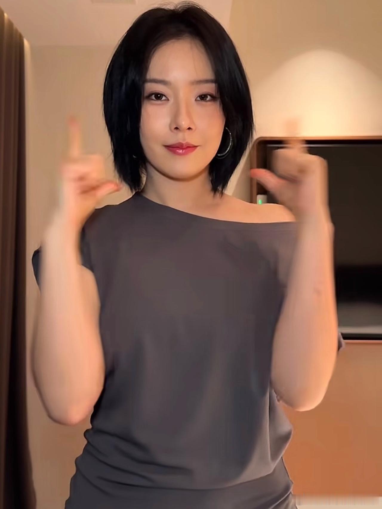 刷到王菊吓一跳，果然人瘦了中庭会变长，软组织也会变得平整很多。减肥比任何医美在