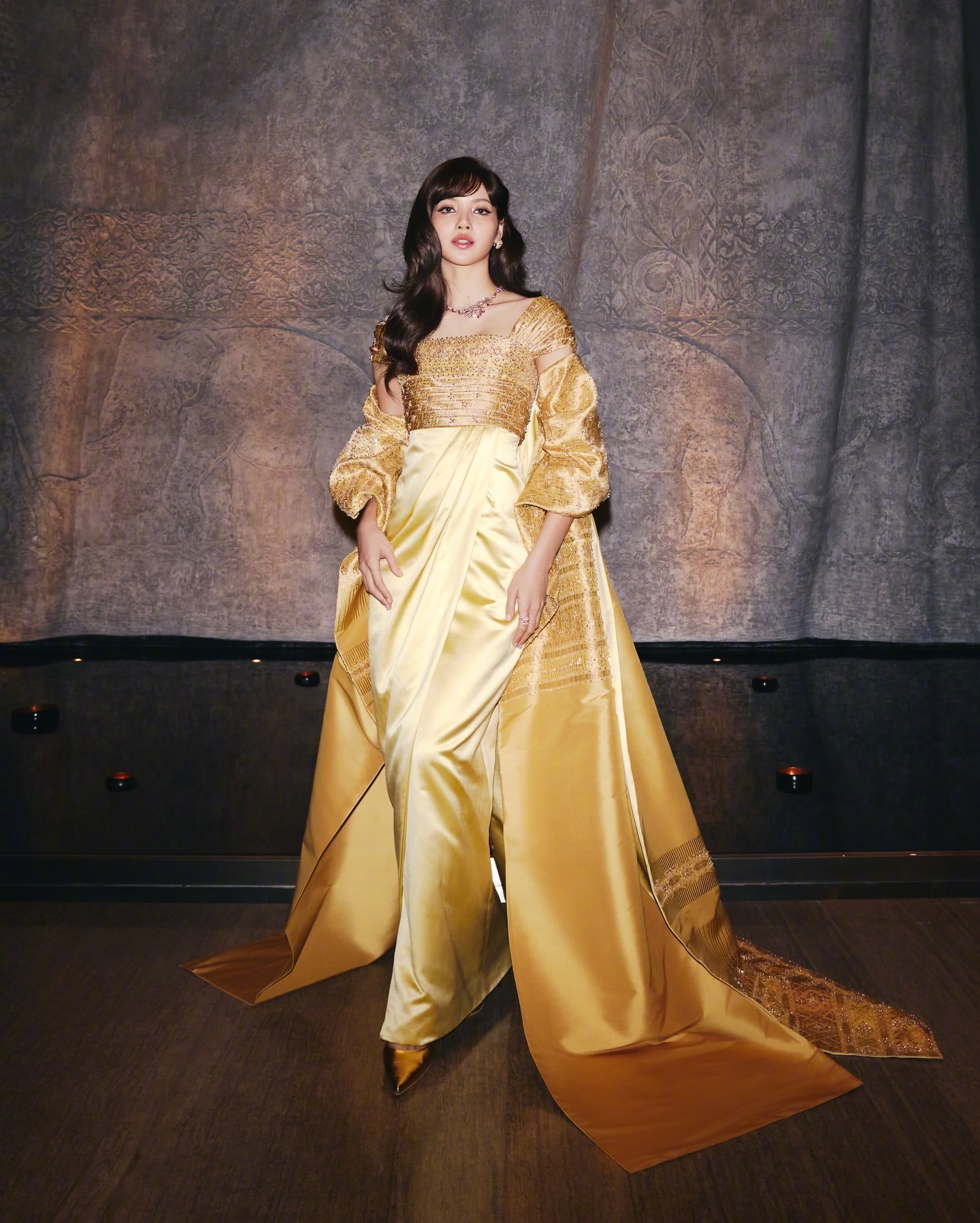 Lisa以泰国全球形象大使的身份出席活动，身穿Balmain高级订制束身拖尾