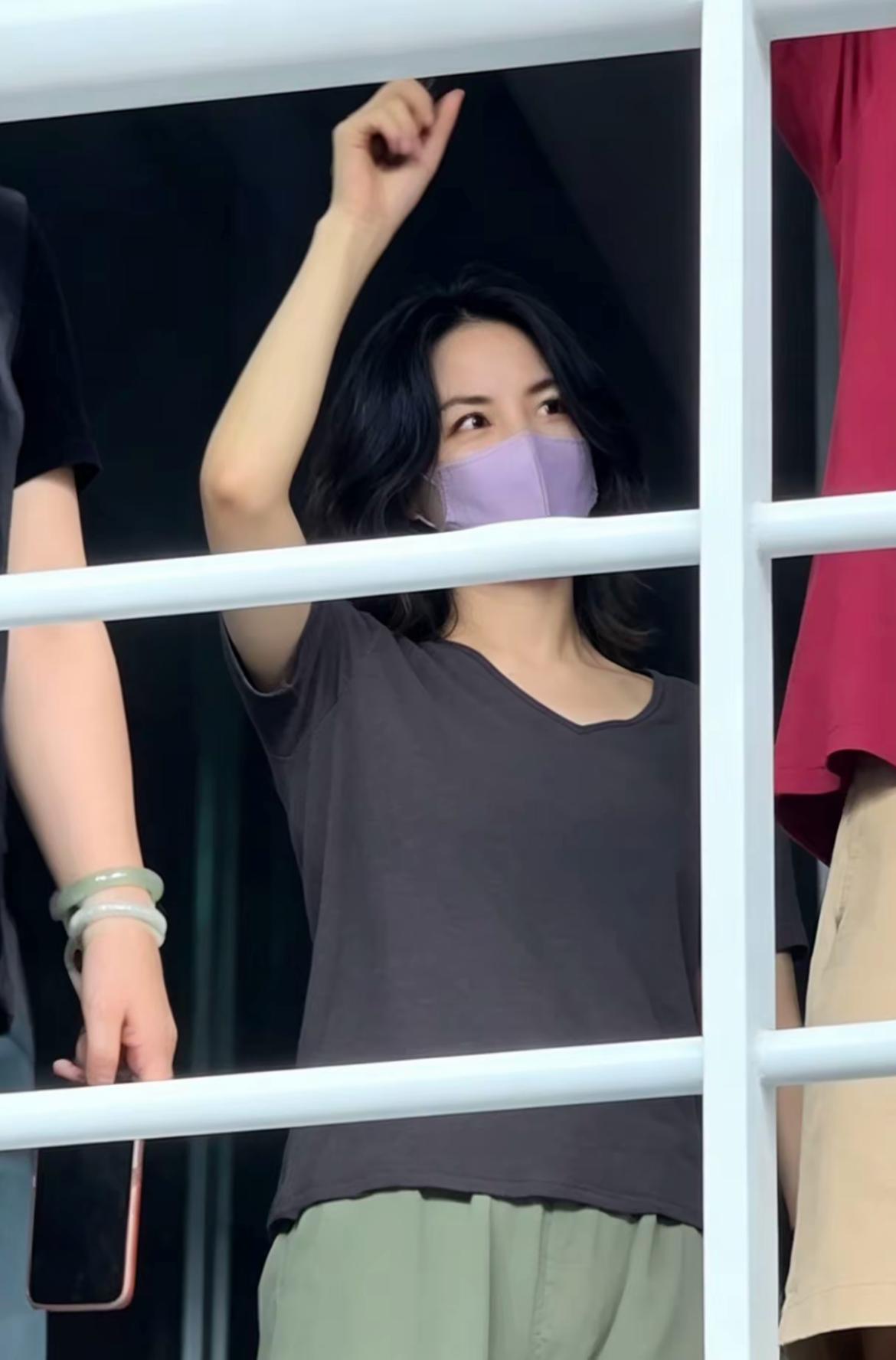 王菲在谢霆锋演唱会躲镜头的原因找到了这股娇羞的模样，绝对是“热恋”中的状态，一