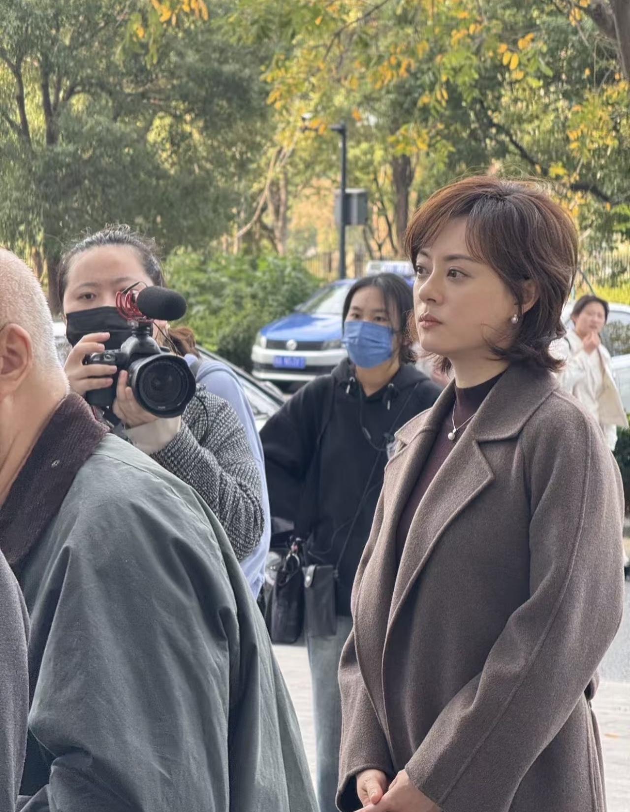 孙俪穿毛呢大衣在无锡街头拍戏，路人没敢认，以为是哪个高管。《三十九二十八》不